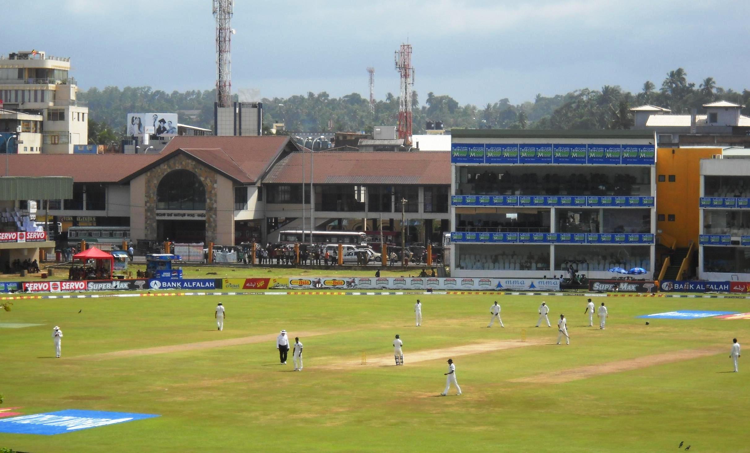 https://upload.wikimedia.org/wikipedia/commons/8/8f/Sri_Lanka_vs_Pakistan_test_match.JPG